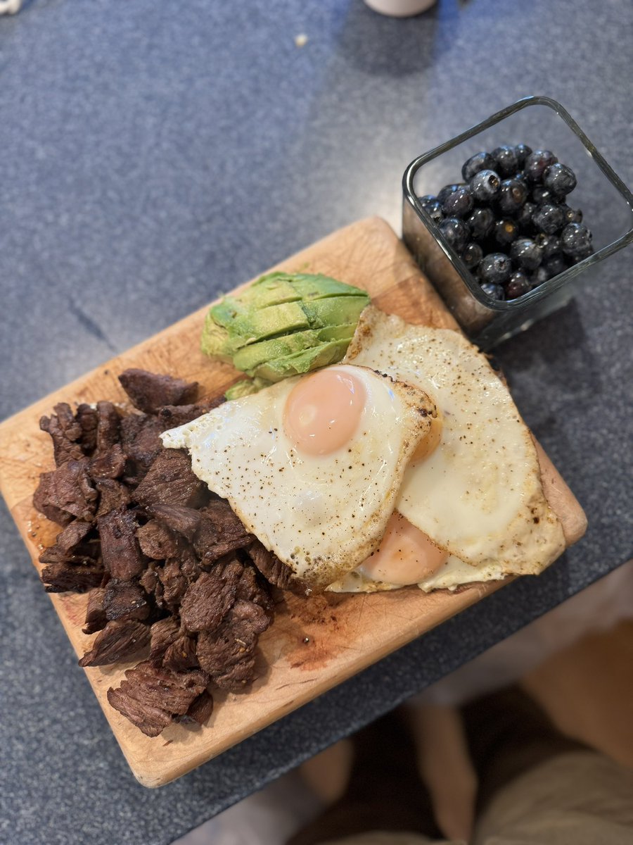JesseUnleashed's tweet photo. How 95% of my meals been looking. 
Steak eggs avocados blueberries w/honey. https://t.co/reo0lqU9bq