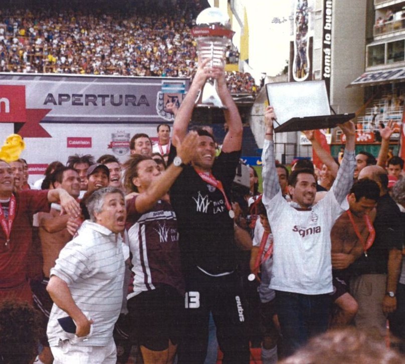En este 2D festejamos un nuevo aniversario de la obtención del campeonato Apertura 2007, un logro que fue consecuencia de un trabajo en unidad y con Lanús por encima de todos. 

Sigamos construyendo futuro juntos 🇱🇻