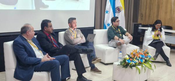 Invitado por <a href="/UNAHoficial/">UNAH Universidad Nacional Autónoma de Honduras</a>, Honduras, y representando al <a href="/CopaesMx/">COPAES</a>, participé en el Foro Internacional: Innovaciones en la Gestión Curricular, Retos y Desafíos, donde hablé sobre la revolución del conocimiento y la reinvención de la educación frente a las tecnologías emergentes