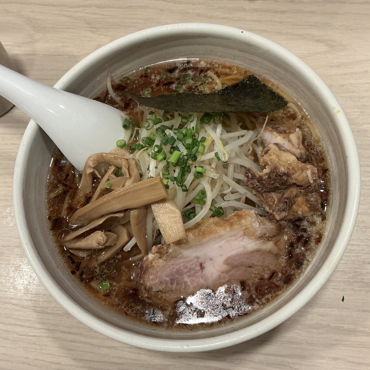 新宿「はな火屋」で、醤油らーめん。好きなお店です。味の再確認です。