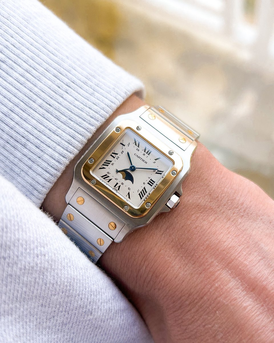 Cartier Santos Galbée Phase de lune 🌒 

Une configuration or/acier du modèle iconique de la maison avec la date pointée grâce à une troisième aiguille, et un guichet affichant la phase de lune à 6h