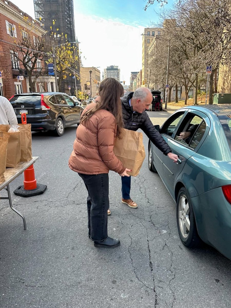 SenBobCasey's tweet image. I had a wonderful time last week volunteering at the 48th annual Friends of the Poor holiday grocery distribution in Scranton. A big thank you to the staff and volunteers who make this event happen every year.