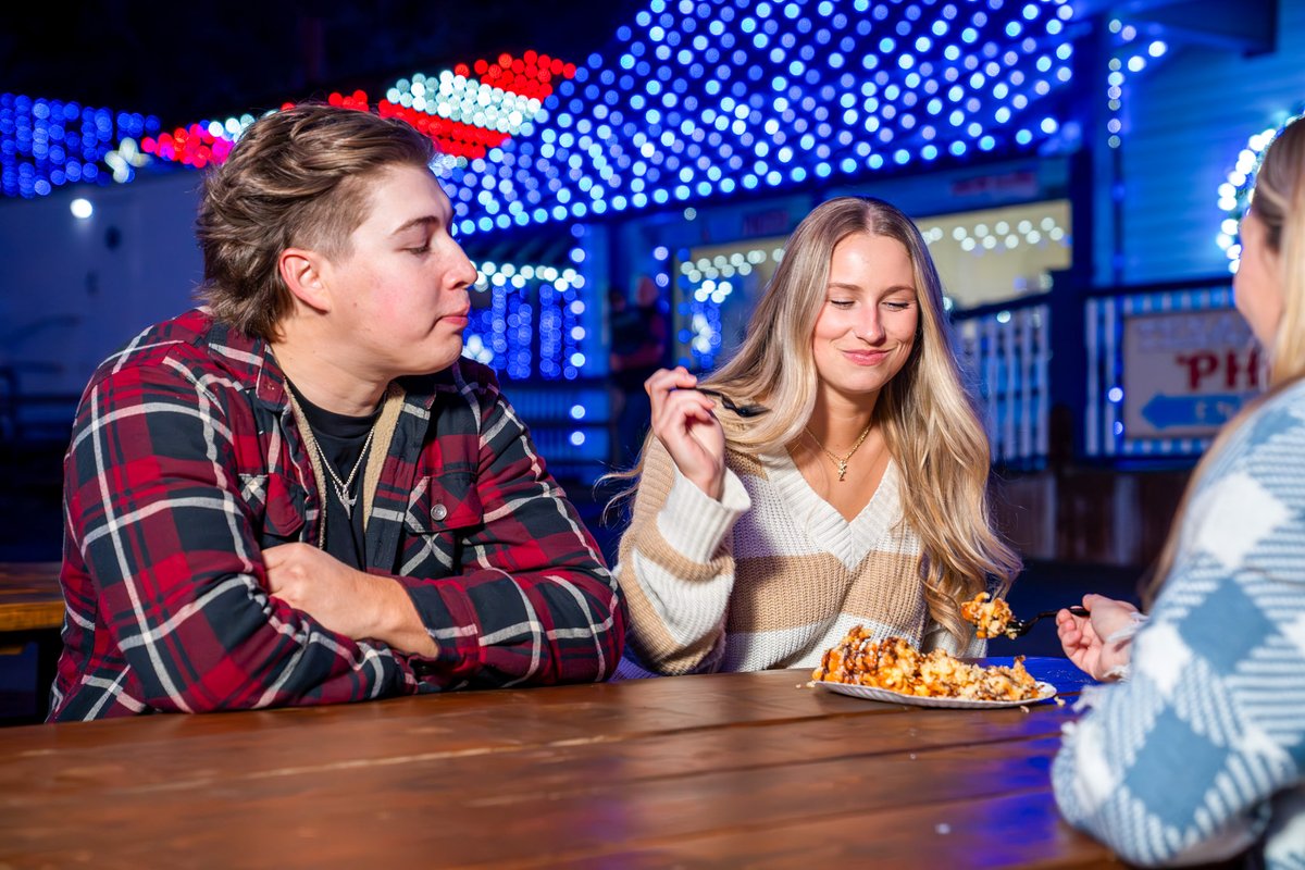 Tis the season for festive eats! From savory meals to sweet treats, Santa’s Wonderland has all your Christmas cravings covered😋🌟🎄