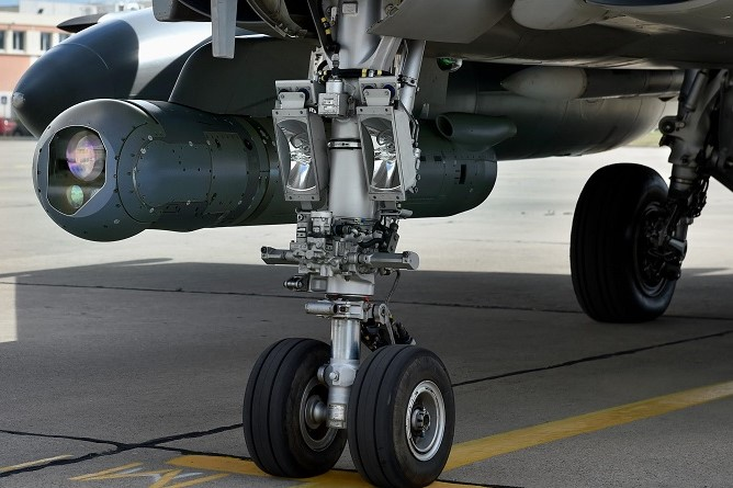 Defense_Talks's tweet photo. Discover the power of precision with the Thales TALIOS Pod. Enhancing combat capabilities for the Rafale with AI-driven targeting and reconnaissance. #ThalesInnovation #Rafale #TALIOS #MilitaryTech https://t.co/AMxyuCrLIM