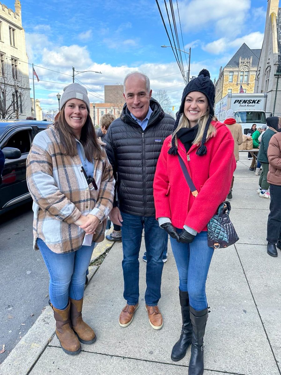 SenBobCasey's tweet image. I had a wonderful time last week volunteering at the 48th annual Friends of the Poor holiday grocery distribution in Scranton. A big thank you to the staff and volunteers who make this event happen every year.