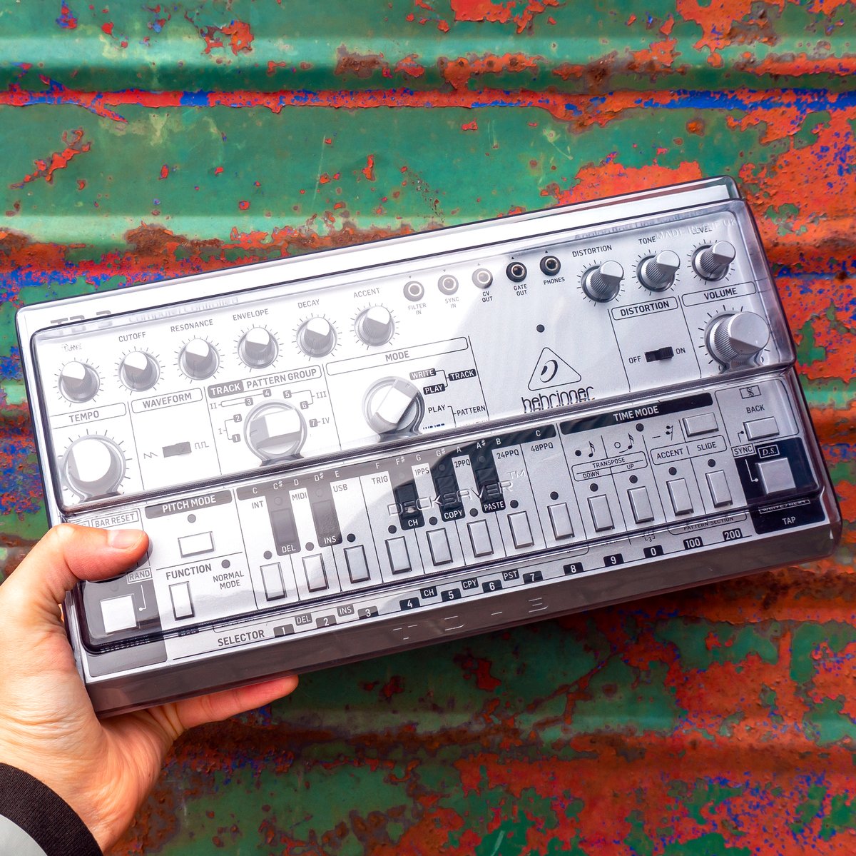 Decksaver's tweet photo. Behringer TD-3 ✅️
Decksaver cover ✅️
Acid madness ensuing! 👀
#Decksaver #BehringerTD-3 #TD3 #AcidHouse #AcidVibes #TD-3 #TR303 #HouseMusic #TB303 #303 #Bassline #AcidBass #Ibiza #Shoom #SummerofLove https://t.co/7UBI7T1ad1