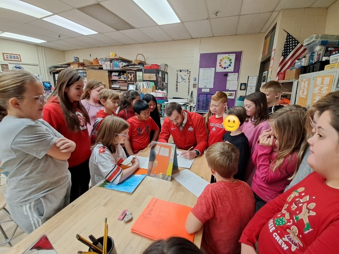 lexschoolsoh's tweet photo. 🧑🎨 The students at Eastern love it when Mr. Grist stops in the art room, and Mrs. Haas seldom lets him leave without creating something with them. 📝 On his last visit, they drew self-portraits. Thanks for creating with them, Mr. Grist! #GoBigLEX https://t.co/k7NtrlCk0P