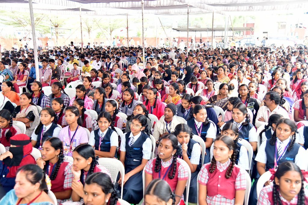 కొత్తపల్లి లో నిర్వహించిన 52వ బాలల జిల్లా వైజ్ఞానిక ప్రదర్శనను కలెక్టర్ గారు, ఎమ్మెల్సీ  కూర రఘోత్తమ రెడ్డి తో కలసి ప్రారంభించారు.
మూడు రోజుల పాటు నిర్వహించే ఈ సైన్స్ ఫెయిర్‌లో  580 ప్రదర్శనలు విద్యార్థులు ప్రదర్శించగా, ఇన్స్ పైర్ ప్రోగ్రామ్ కింద 142 ప్రదర్శనలు ఎంపిక అయింది.