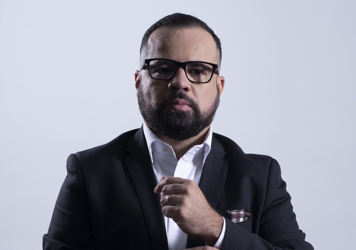 delpynews's tweet photo. ▶️LO ÚLTIMO | ​🛑

🔴Detuvieron al periodista Jorge Torres: habría agredido a su esposa y a su hija menor de edad.

📌Según la denuncia, la mujer encontró mensajes en el celular del detenido, se discutieron y este habría reaccionado con violencia.

🚨Torres primero guardó reclusión en la Comisaría 2.ª de Fernando de la Mora y luego fue derivado a la Fiscalía de esa ciudad.

Vía: ABC Color y 1080 AM