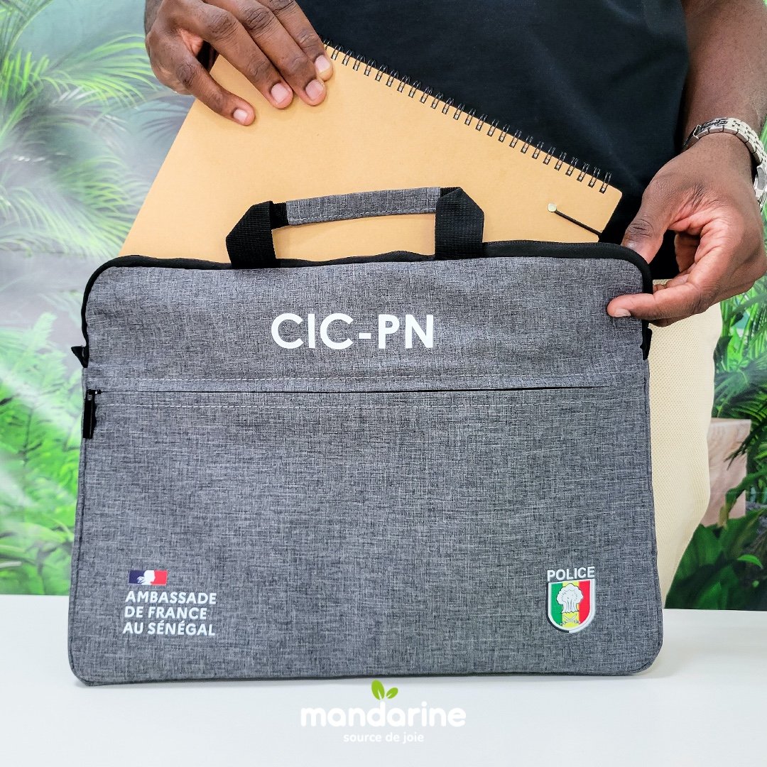 mandarine_dkr's tweet photo. Transportez l’élégance professionnelle avec ce porte-documents personnalisé ! Affirmez votre style et représentez votre institution avec classe. 🌟
#ObjetsPublicitaires #Mandarinedakar #portedocuments #imprimeriedakar #cartable  #ImpressionNumérique #Dakar #Senegal https://t.co/e8B7qnF8dW