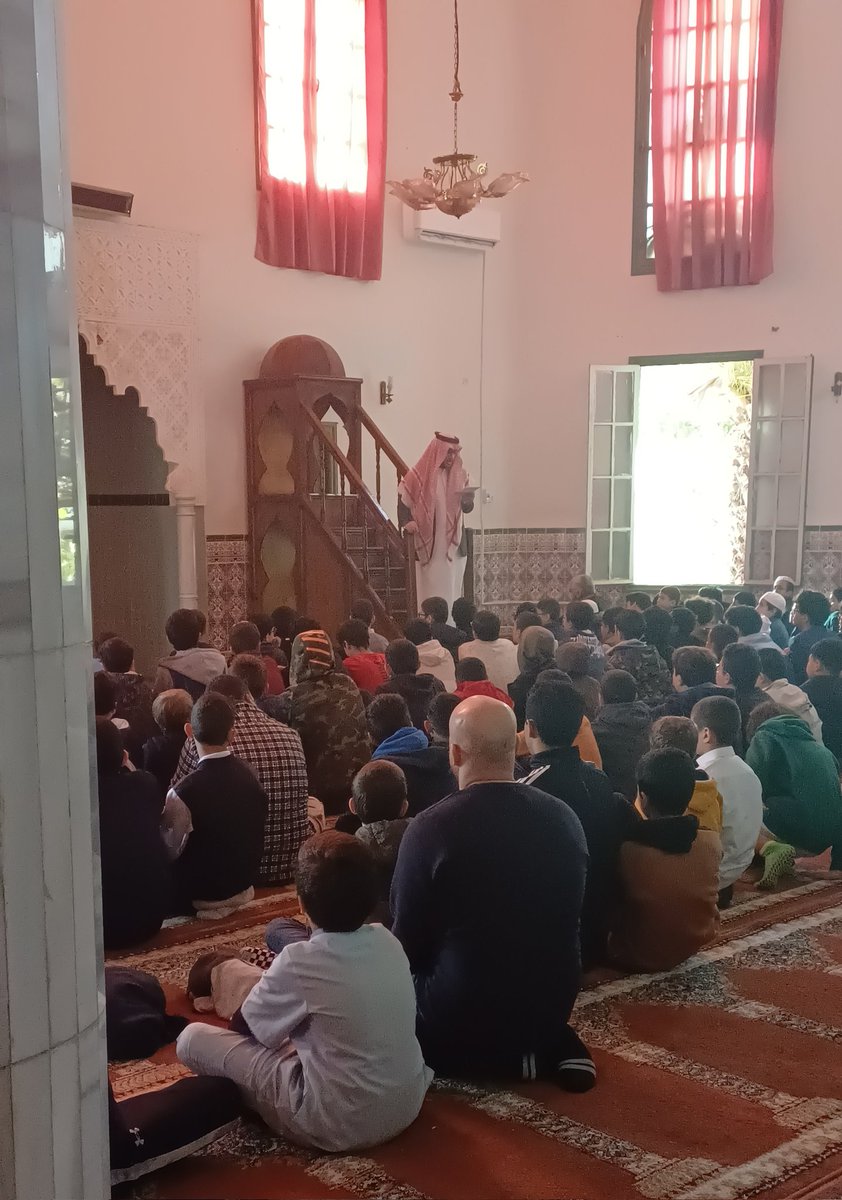 saoudischool1's tweet photo. أُقيمت صلاة الاستسقاء اليوم بالمدرسة السعودية في الجزائر، و ألقى الخطبة المعلم إبراهيم الزمزمي. https://t.co/QtV0tgJsCk