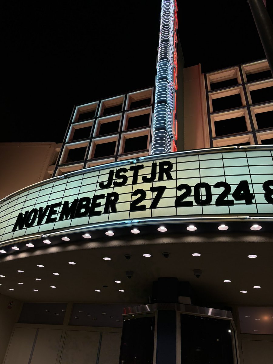 breemora6's tweet photo. 1-800-techno girl #jstjr https://t.co/5m1rqSbTn3