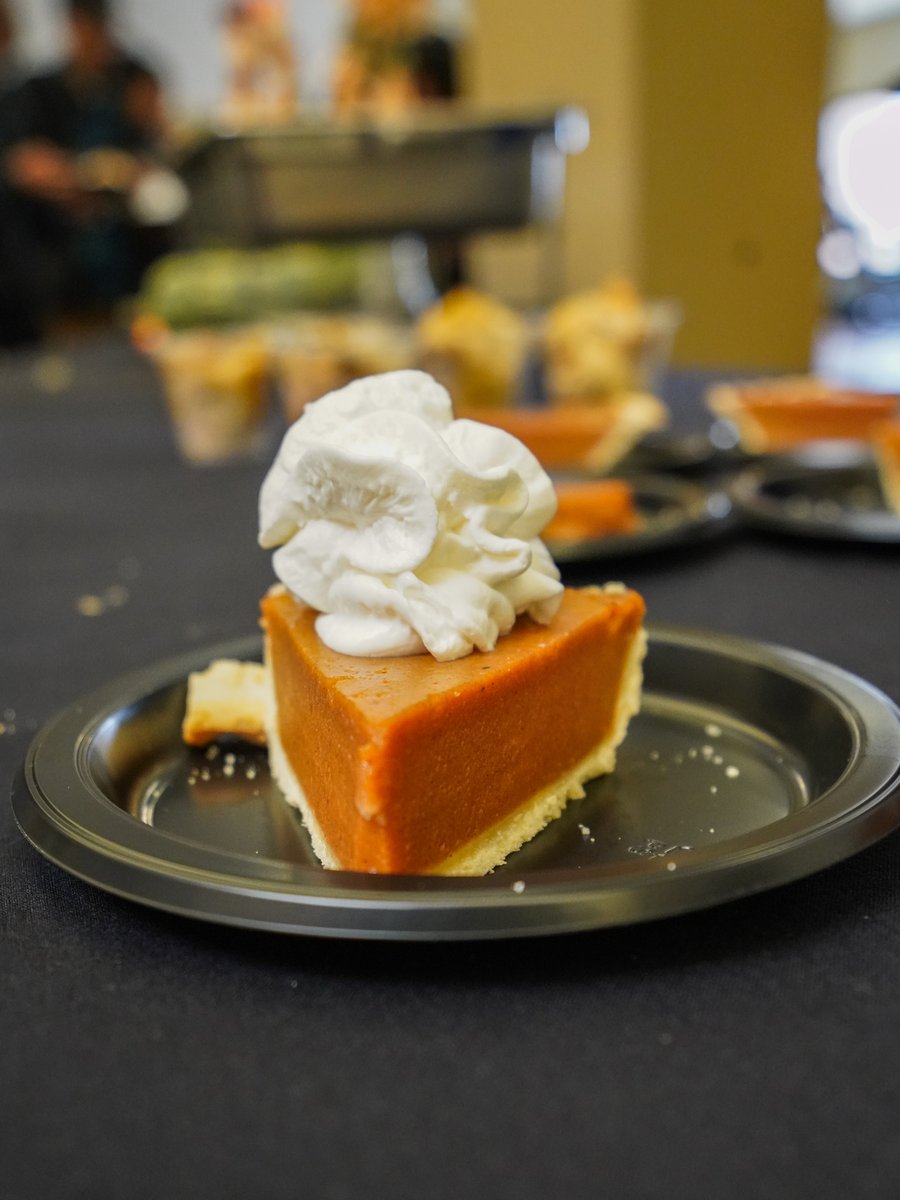 TelemundoSTL's tweet image. 🥧❤️ Comida, amistad y gratitud en STLCC-Forest Park 

¡Estudiantes, personal y facultad de St. Louis Community College se reunieron para celebrar el "Friendsgiving"! 🎉🦃

Conoce más sobre STLCC en
💻stlcc.edu
☎️314-539-5004

#STLCC #friendsgiving #Stl #stlcultura