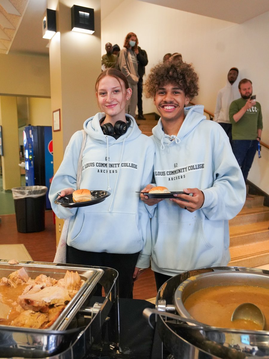 TelemundoSTL's tweet image. 🥧❤️ Comida, amistad y gratitud en STLCC-Forest Park 

¡Estudiantes, personal y facultad de St. Louis Community College se reunieron para celebrar el "Friendsgiving"! 🎉🦃

Conoce más sobre STLCC en
💻stlcc.edu
☎️314-539-5004

#STLCC #friendsgiving #Stl #stlcultura