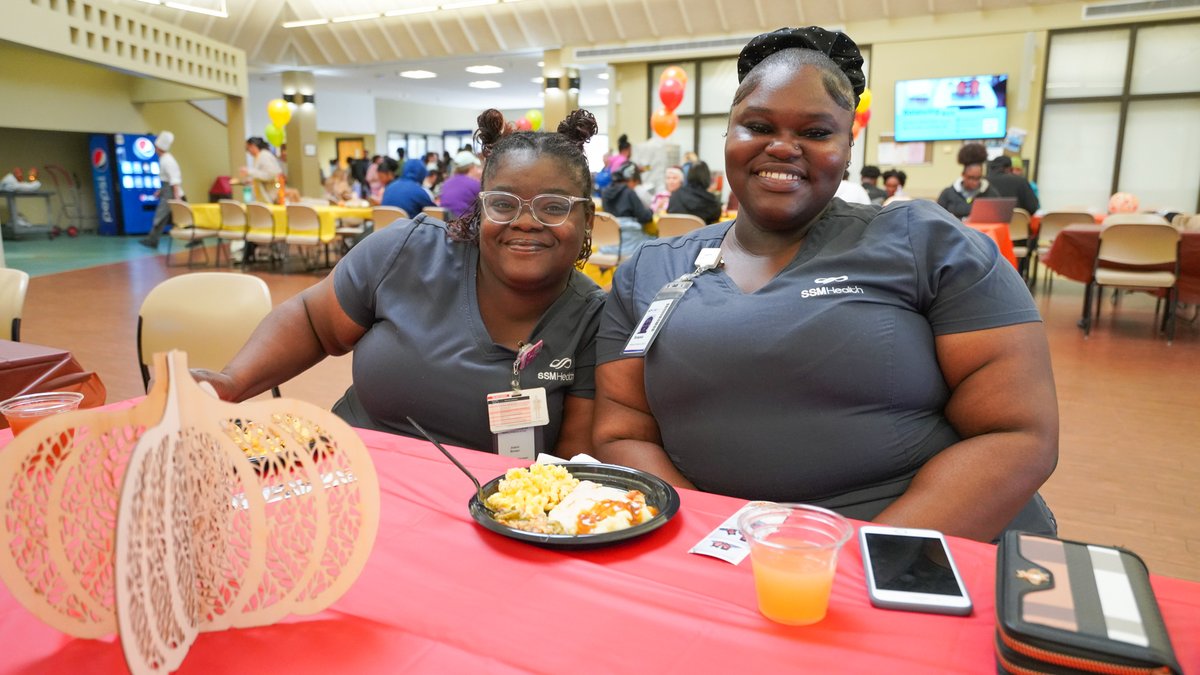 TelemundoSTL's tweet image. 🥧❤️ Comida, amistad y gratitud en STLCC-Forest Park 

¡Estudiantes, personal y facultad de St. Louis Community College se reunieron para celebrar el "Friendsgiving"! 🎉🦃

Conoce más sobre STLCC en
💻stlcc.edu
☎️314-539-5004

#STLCC #friendsgiving #Stl #stlcultura