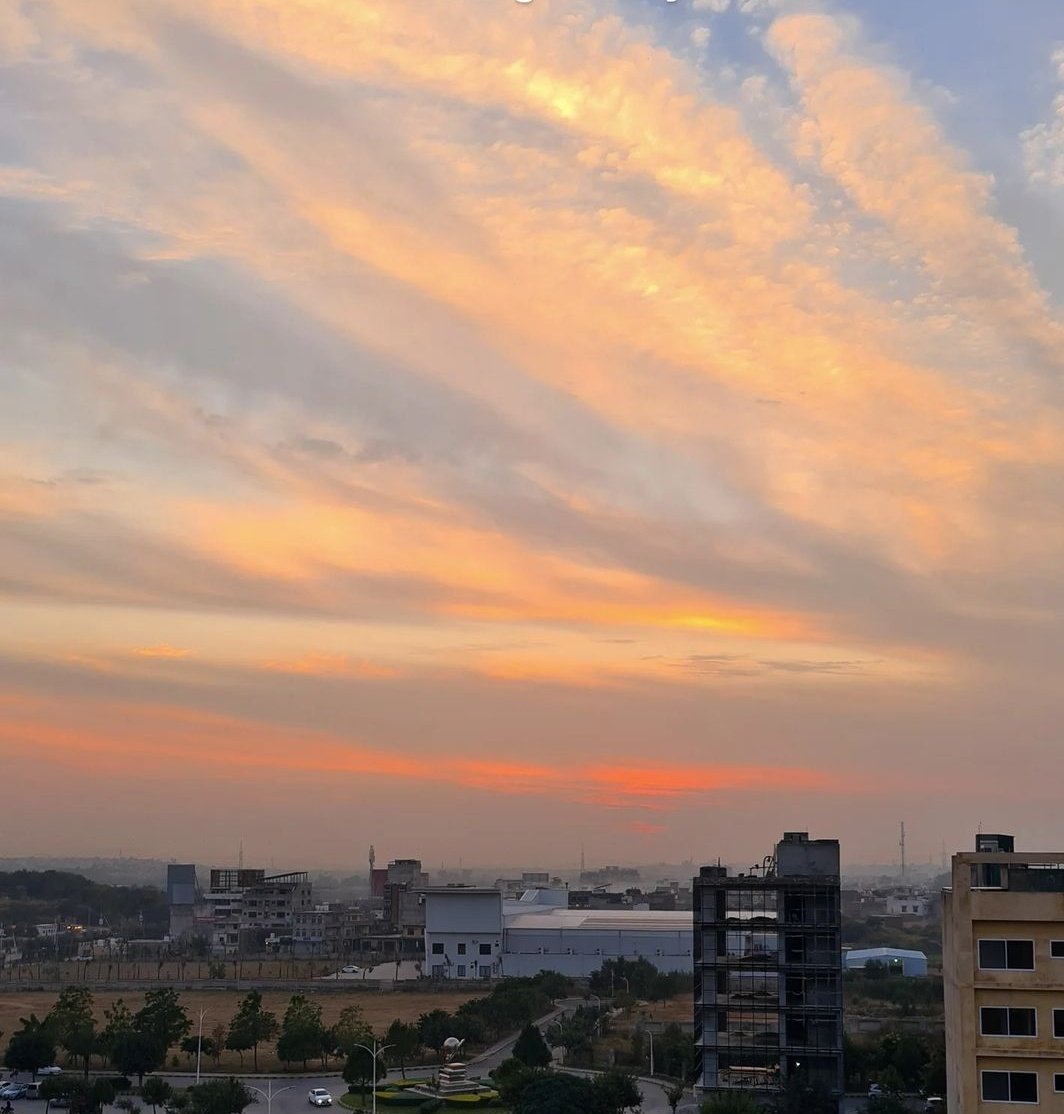 Suno Tum kisi din mujhe hans ke dekho
agar mai na chamkuu toh phir baat krna.