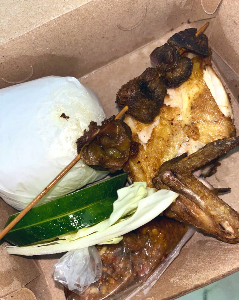 dewiapns's tweet photo. Today I walked 2 km and met ayam gepukk pak gembus. Wrapped it to eat at home. How delicious 😭��🏻 https://t.co/J6937WC95T