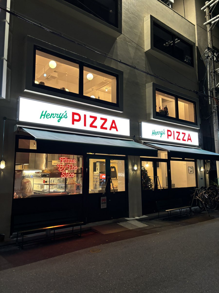 masaya0524's tweet photo. グラフィックデザイナーのVERDYさんがデザインしたピザ屋さん。どうしても1度行きたかった。
シンプルかつ所々に遊びがあって、一際目立つ外観が刺さります！
単純に、かっこよかった！
#ピザ
#ヴェルディ
#VERDY https://t.co/eKy8mNaShx