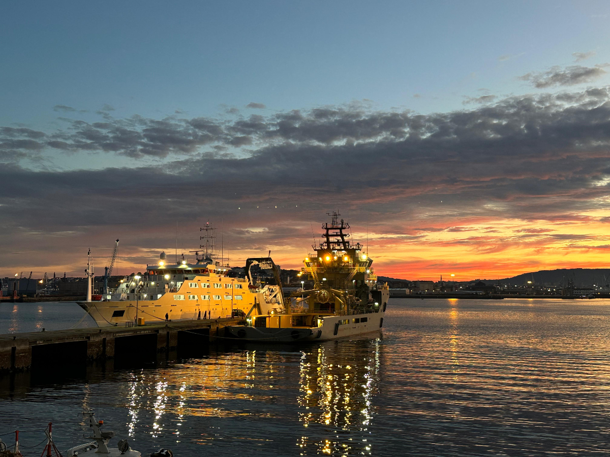 Armada_esp's tweet photo. Desde el arsenal de #Ferrol, con el buque multipropósito #Carnota y el buque escuela de cooperación pesquera #Intermares descansando en sus muelles, nos sorprende el orto. Marinos y #amigos de la #mar, #BuenosDías.
#SomosLaArmada⚓🇪🇸 https://t.co/M7nx35ObqI