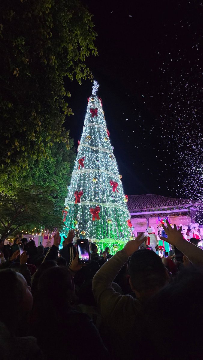 Victordguezo's tweet photo. Así fue el encendido del Árbol Navideño en mi Tangancícuaro ✨️
#Tangancicuaro #CocaColaMx https://t.co/cljsONaixi