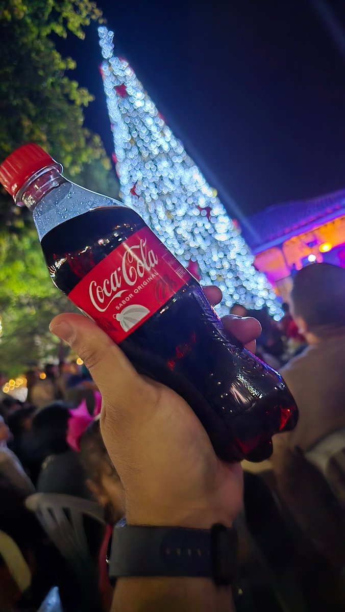 Victordguezo's tweet photo. Así fue el encendido del Árbol Navideño en mi Tangancícuaro ✨️
#Tangancicuaro #CocaColaMx https://t.co/cljsONaixi