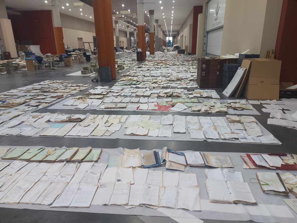 Nuestra compañera Esther Marcos, técnica de #restauración de papel del #AGRM, ha comenzado esta semana a colaborar con compañeros de <a href="/culturagob/">Ministerio de Cultura</a> y <a href="/generalitat/">Generalitat</a> en la recuperación de los 📚
y 📜dañados por la #DANA en #Valencia, tras el ofrecimiento de <a href="/regiondemurcia/">Gobierno de la Región de Murcia</a> 

¡Ánimo! 💪