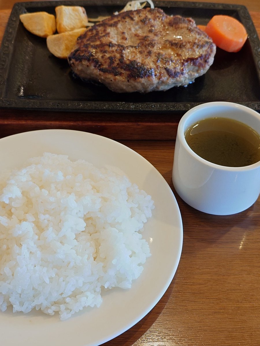Tre_spice3's tweet photo. 本日20241217 ランチ🍚。
鹿沼 #VANB (バンビー)さん。
#ジャンボハンバーグステーキ
ライス&スープ付き
熱々 鉄板🔥。
美味し😋。
ごちそう様でした😄。
#食道部
#定食
#鹿沼
#ランチ
予定変更ランチ😅💦 https://t.co/TEpJ3z5jo0