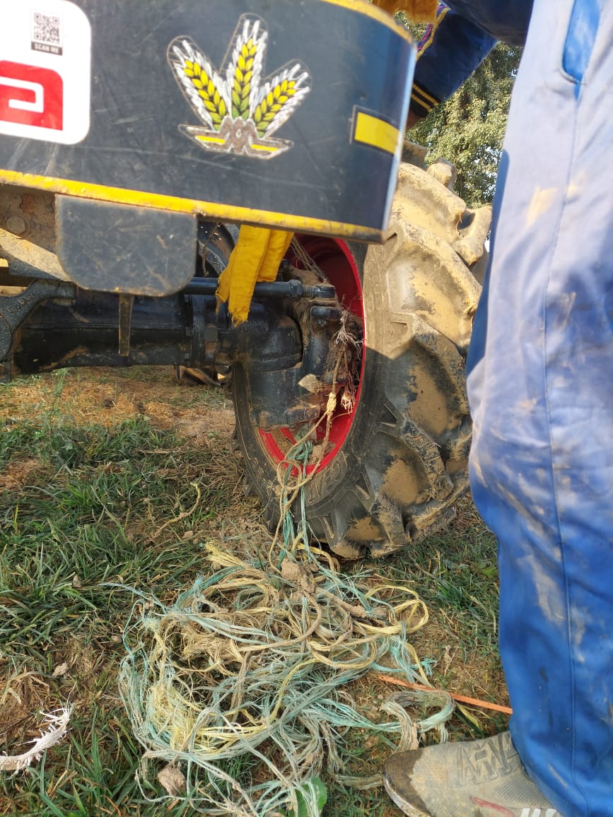 Aviator_hardeep's tweet image. Journey of #PaddyStraw baling ropes -

From Factory to Farm 

From Farm to a Dairy Farm

From Dairy Farms back to
FARMS!

The song &quot;ਤੇਰੇ ਬਿਨਾਂ ਮੇਰਾ ਕੌਣ ਨੀ ਮਿੱਟੀ-ਏ&quot; seem to be resonating with these ropes as well! 😊