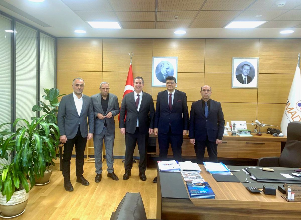 suayip_denizd's tweet photo. Genel Başkan Yardımcılarımız @CihangirHulusi @cboguzhan ile birlikte ETİMADEN Genel Müdürü Sn. Yalçın Aydın’ı makamında ziyaret ettik

Ziyarette ETİMADEN çalışanlarının henüz koruyucu giyim malzemelerini alamamaları ile ilgili olarak Sn. Genel Müdür'den talepte bulunarak önceki yıllarda yapıldığı gibi bir uygulama beklediğimizi ifade ettik

Son dönemde Enerji ve Tabii Kaynaklar Bakanının yaptığı yapılandırma açıklamaları ile ilgili olarak Sendikamızın çalışanların yanında olduğunu; iş güvencesi ve sendikal yapılanma başta olmak üzere çalışanların haklarına sahip çıkacağımızı belirttik

Ayrıca pozisyon esaslı çalışma şeklinin sakıncalarından da Genel Müdürümüze bahsettik.

Ülkemizin ihracatçı yüzakı bir kuruluşu olan ETİMADEN’in çalışmalarında başarılar diledik