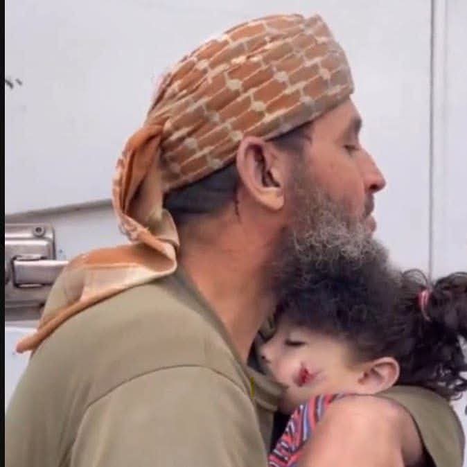 فلَو نجَا مِن رَصاصِ المُعتَدينَ، قضَى 
مما يُلاقِيهِ مِن وَجدٍ وتَبرِيحِ

مضَى الذِي بَكَتِ الدُّنيَا حفيدتَهُ
وحَانَ وَقتُ التِقاءِ الرُّوحِ بالرُّوحِ..

-ابن عمعوم
#روح_الروح