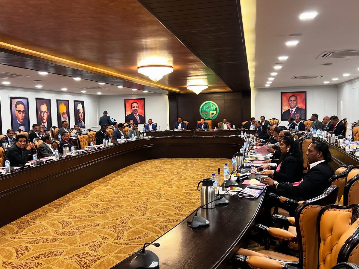 MIC_Malaysia's tweet photo. YBhg Tan Sri SA Vigneswaran, Presiden MIC telah mempengerusikan Mesyuarat Majlis Kerja Tertinggi MIC Pusat. #TSV #MICNews #INFOMIC #MICLeads #MICCares #MICPrihatin #MICMemimpin #MICMalaysia #CWCMIC https://t.co/hIyD5guYdL