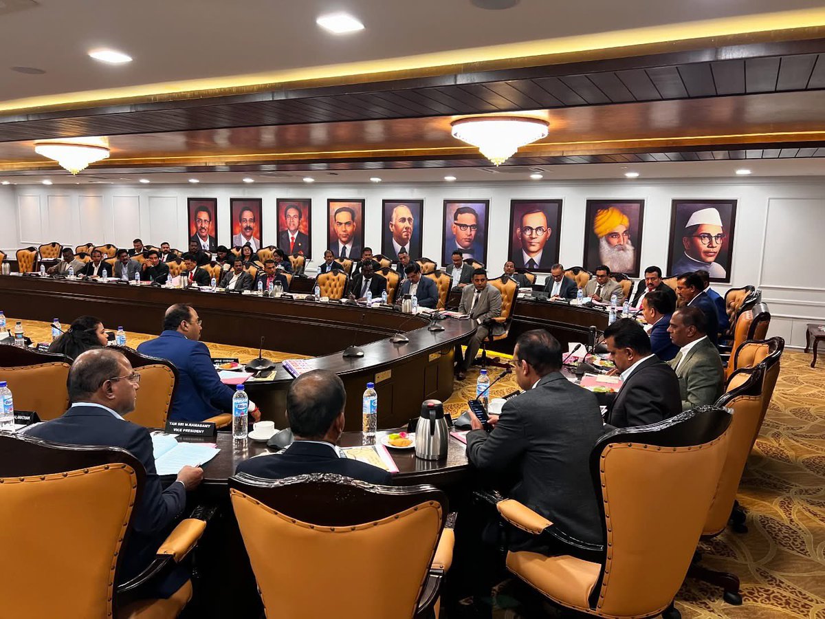 MIC_Malaysia's tweet photo. YBhg Tan Sri SA Vigneswaran, Presiden MIC telah mempengerusikan Mesyuarat Majlis Kerja Tertinggi MIC Pusat. #TSV #MICNews #INFOMIC #MICLeads #MICCares #MICPrihatin #MICMemimpin #MICMalaysia #CWCMIC https://t.co/hIyD5guYdL
