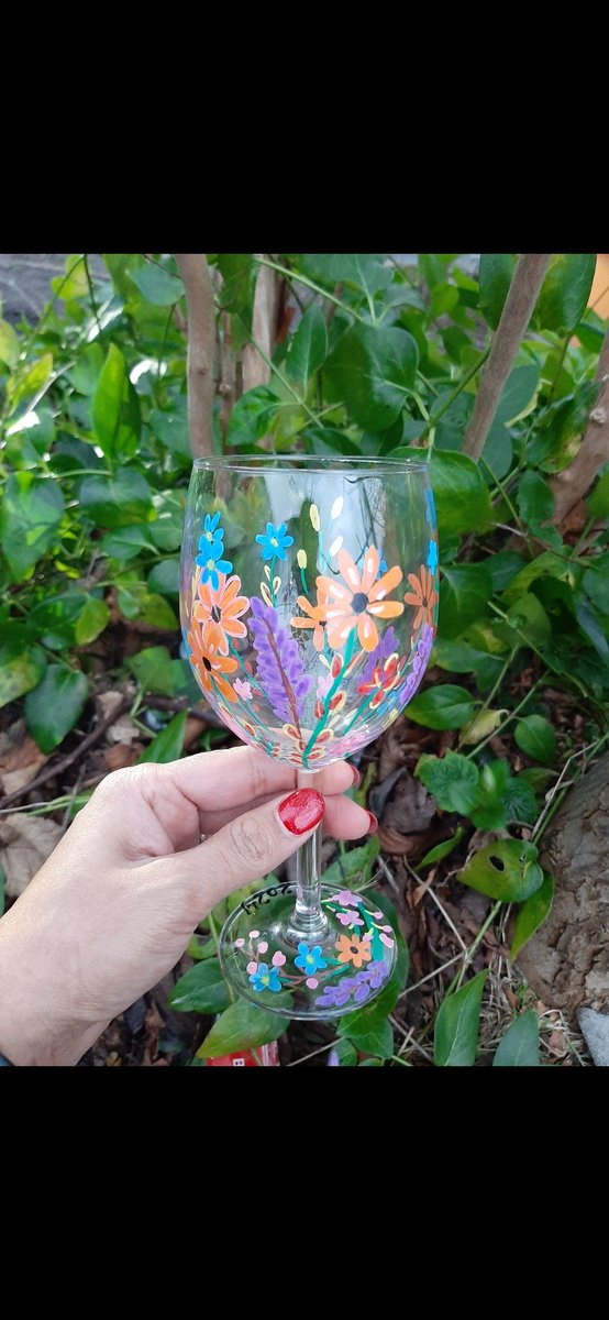 deepmathematics's tweet image. Amazing festive way to wind down just before holidays🌼 🎄 🎅 🎁 #staffhealthandwellbeing #artwork #glasspainting