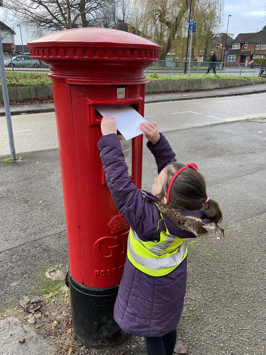 We really enjoyed our festive walk to the postbox last week to post our handmade Christmas cards. We walked so sensibly and spotted lots of decorations and lights along the way 🎄 📮 #BGEarlyYears #BGExtra