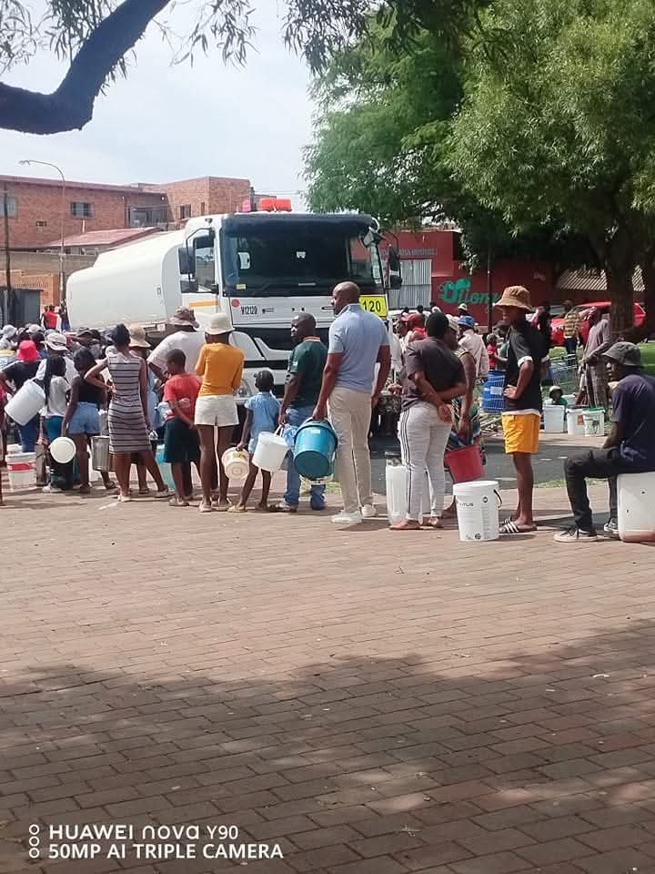 MashSammy's tweet photo. Can anyone share a picture where @lesufi, @LebogangMaile1, useless @DadaMorero, and the rest of Johannesburg based @MYANC, @CityofJoburgZA, @Rand_Water, and @JHBWater leaders are queuing to get water from tankers or this is only reserved for civilians.
#VoteANCout https://t.co/1eunZj2hRC