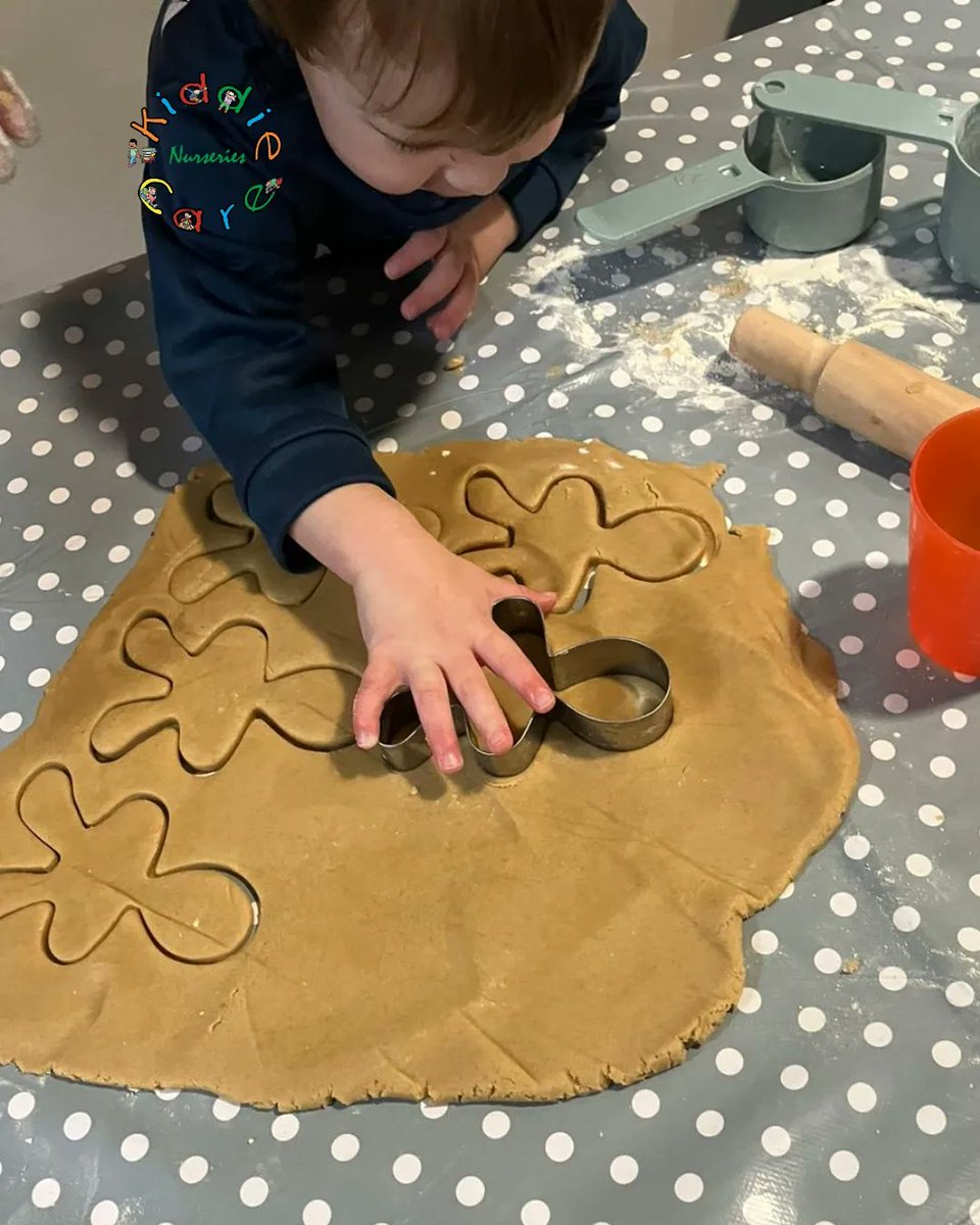 KiddieCareN's tweet photo. The children at Botwell Nursery had a wonderful time making gingerbread men, combining creativity and hands-on learning with a sprinkle of Christmas magic. 🍪🎁 https://t.co/nkz7FBE1JW
