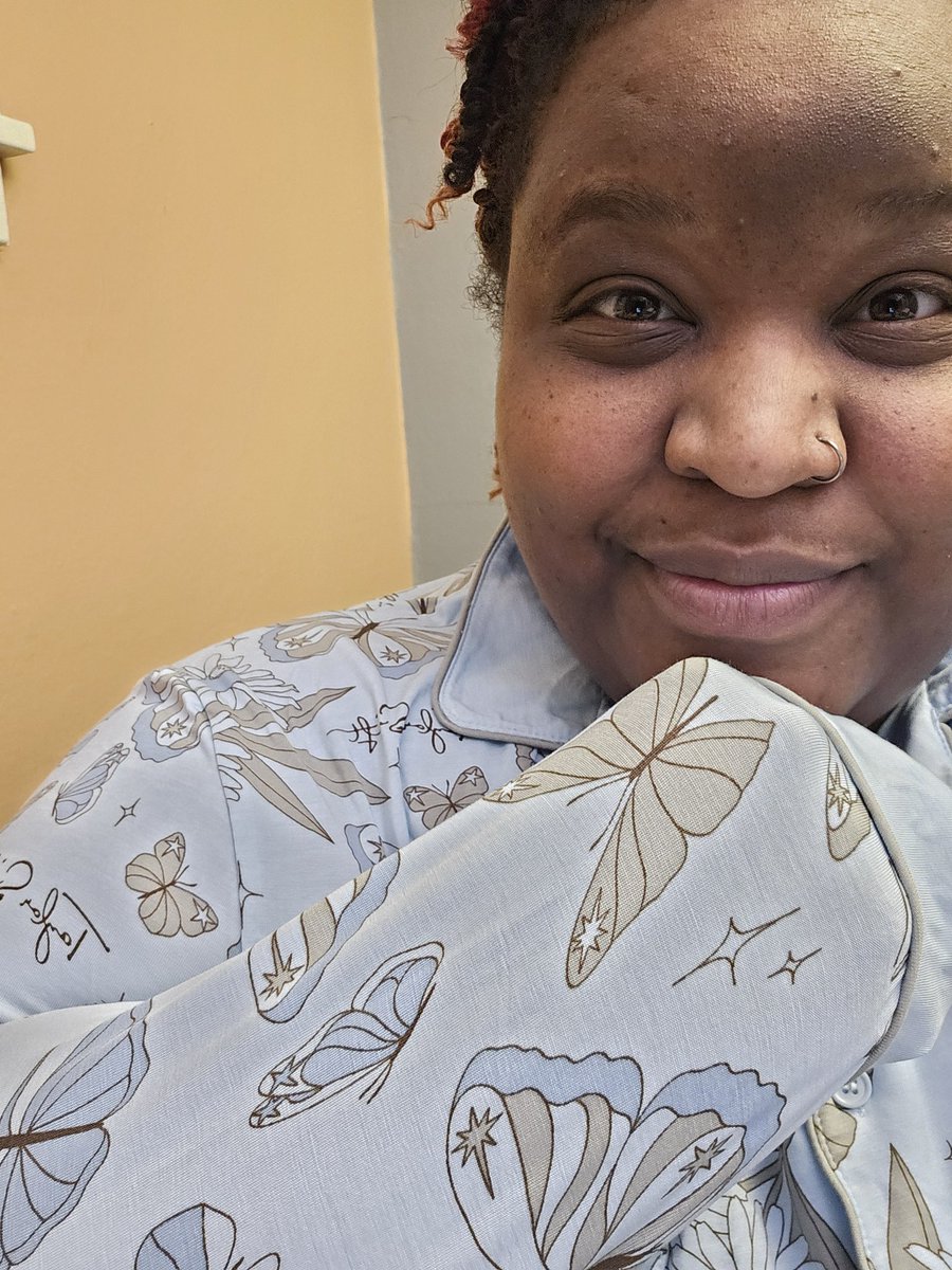 ItsRavenTalking's tweet photo. Mini shoot in my Taylor's Version pjs. Running to grab a second one.
#tstheholidaycollection
@taylornation13 https://t.co/815bVcF0Hp