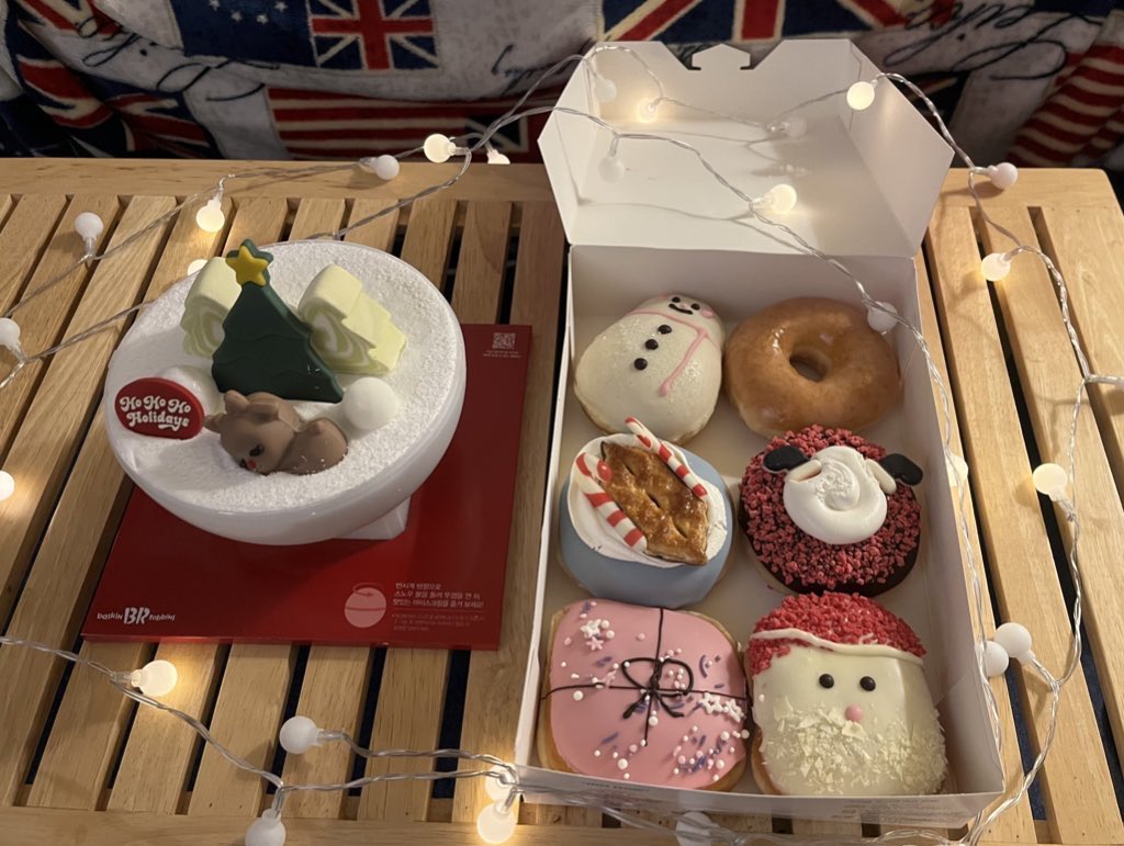 leenavi30's tweet photo. 今年のクリスマスは、どこのドーナツ食べようか迷い中💭
去年は、クリスピードーナツを食べた🎅🏻🤍 https://t.co/eNd5fZBVlg