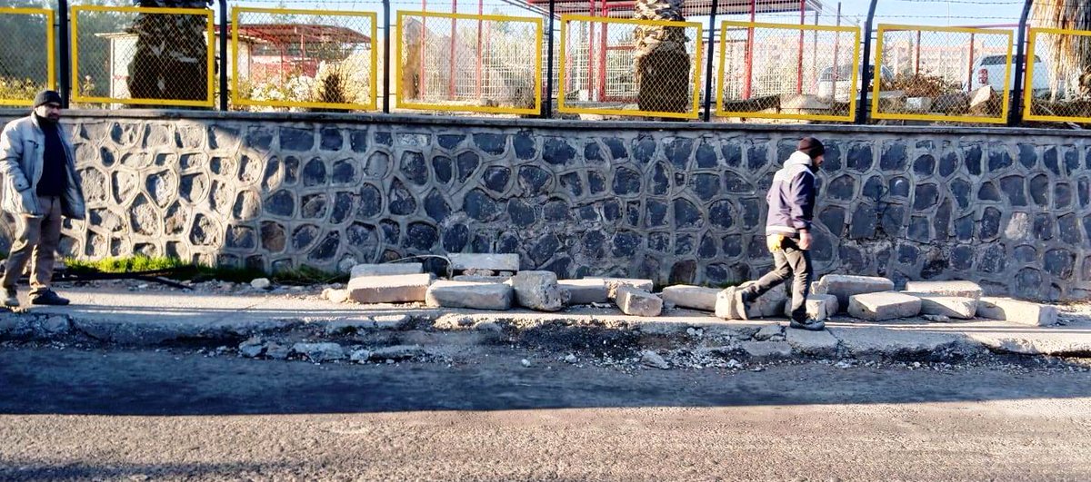 EvrenKoop's tweet photo. Talebimiz doğrultusunda Evren Sanayi Sitemizde bozulan kaldırım ve bordör taşlarının onarımına başlanmıştır. Başta @sanliurfabld Başkanımız olmak üzere Fen işleri Daire Başkanlığımıza ve Kent Estetiği Birimine ilgi ve alakalarından dolayı teşekkür ediyoruz. https://t.co/7rdftCjzxx