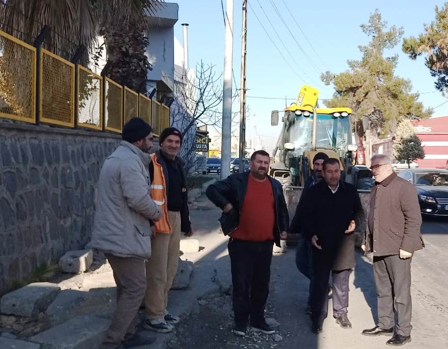 Talebimiz doğrultusunda Evren Sanayi Sitemizde bozulan kaldırım ve bordör taşlarının onarımına başlanmıştır. Başta <a href="/sanliurfabld/">Şanlıurfa Büyükşehir 🇹🇷</a> Başkanımız olmak üzere Fen işleri Daire Başkanlığımıza ve Kent Estetiği Birimine ilgi ve alakalarından dolayı teşekkür ediyoruz.