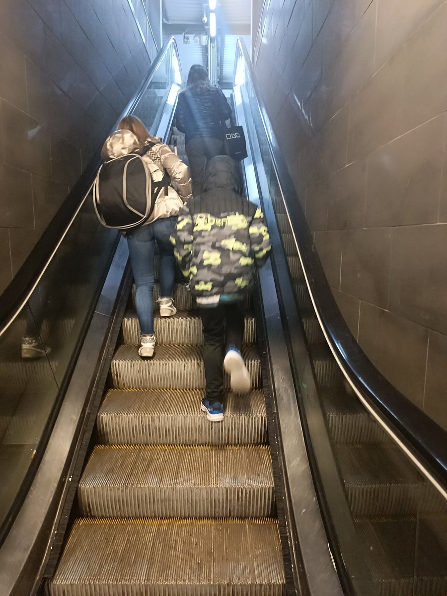 Flashdance72's tweet photo. @rodalies es vergonyos estar mes de 60 dies sense escales mecàniques ni ascensor a l'estació de LH. Els usuaris que les necessiten us donen les gràcies. Però que cony! Que els bombin, no? https://t.co/RZLDTJJnWX