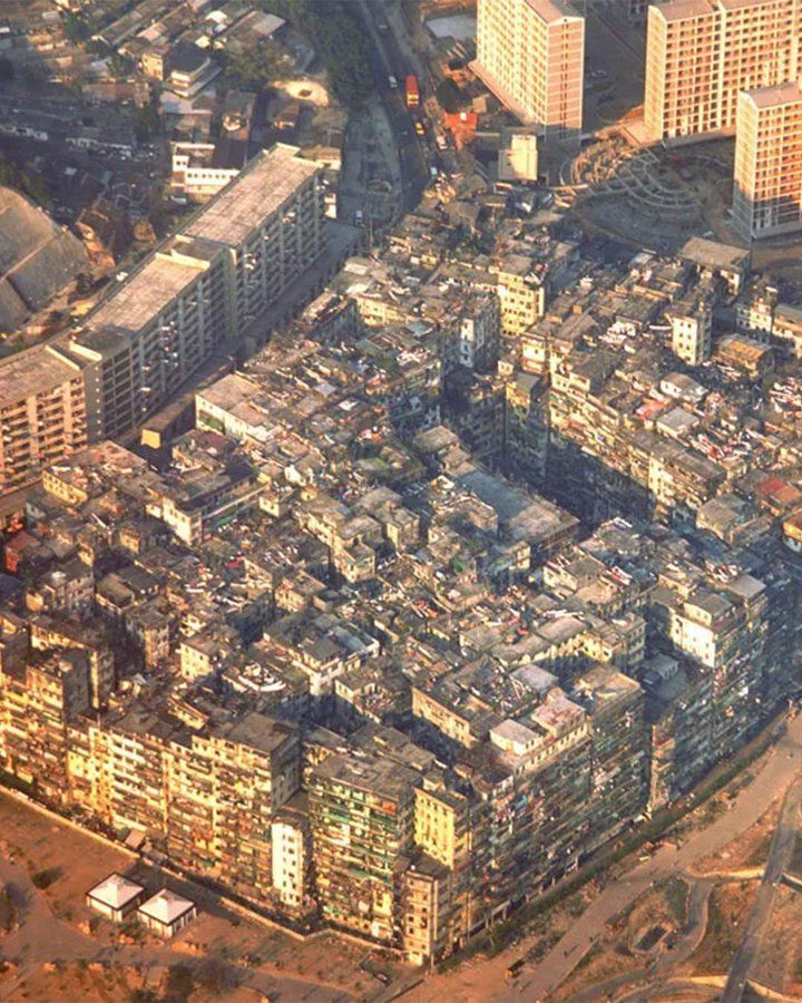 fubiz's tweet image. Kowloon Citadel, The Most Densely Populated City in the World 🌍 
#city #kowloon #architecture #populated