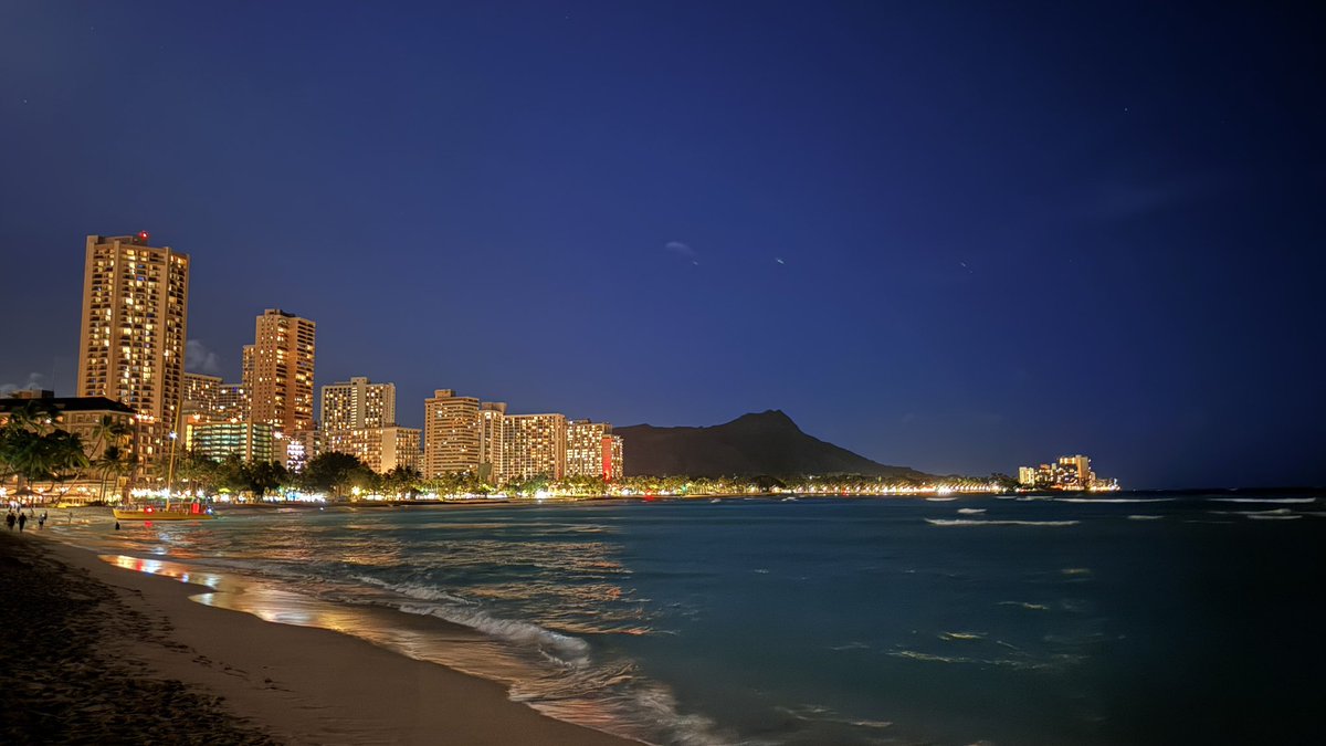 hawaii_isla808's tweet photo. Waikiki Beach in Hawaii🏝️ Good night 😴 📸❤️🤟🏼🎄 #hawaii #oahu Honolulu #waikikibeach https://t.co/IubkYiHNJ8