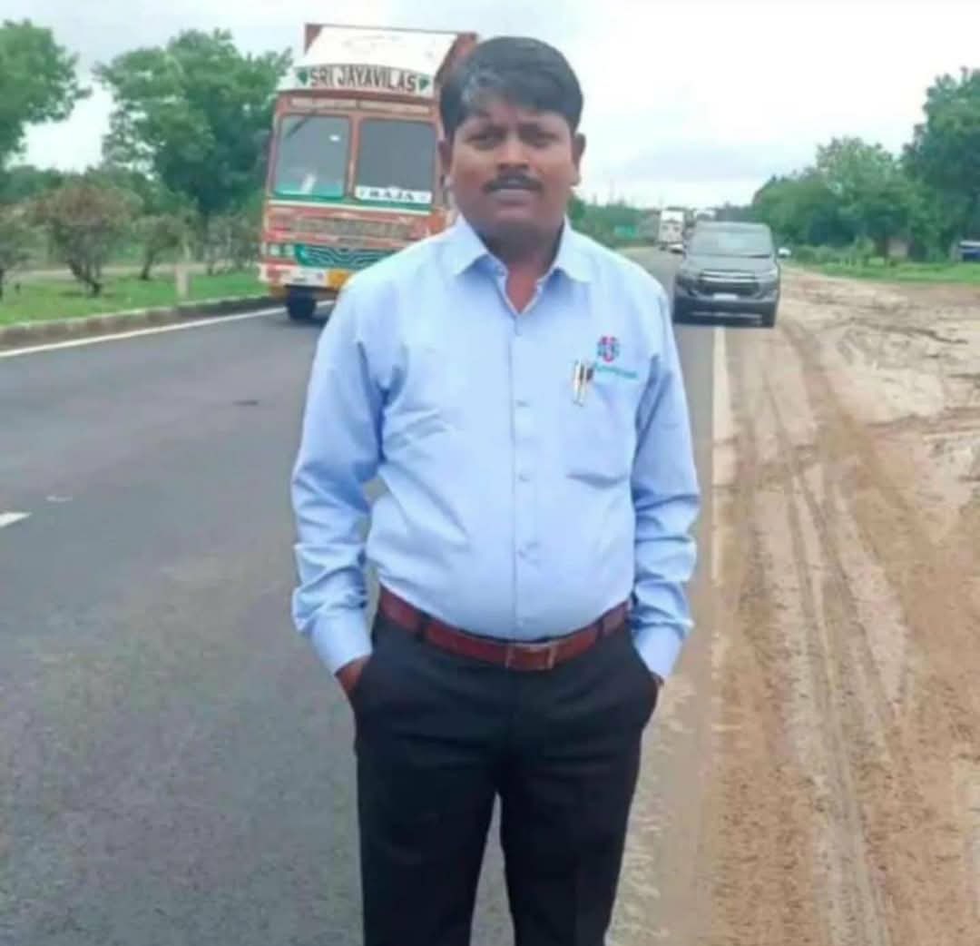KraantiKumar's tweet photo. महाराष्ट्र के परभानी जिले के सोमनाथ सूर्यवंशी जीवन यापन के लिए दिन में काम और रात को वकालत की पढ़ाई कर रहे थे. वो वकील बनना चाहते थे. 

एक जागरूक नागरिक होने के कारण उन्होंने दलित आंदोलन में हिस्सा लिया. पुलिस ने गिरफ्तार कर के सोमनाथ को थर्ड डिग्री टॉर्चर दिया. चोटों के कारण उनकी अस्पताल में मौत हो गयी.

क्या दलित युवक की जान इतनी सस्ती है. महाराष्ट्र सरकार को पुलिस अधिकारियों पर कार्यवाही करनी चाहिए. 

परभणी से भाजपा विधायक और नवनियुक्त मंत्री मेघना बोर्डिकर ने कहा, सूर्यवंशी की मौत दिल का दौरा पड़ने से हुई. उन्होंने यह बयान पुलिस का बचाव करते हुए कहा. जबकि पोस्टमार्टम रिपोर्ट में मौत का कारण गंभीर चोटों को बताया गया है.

सोशल मीडिया पर बहुजन एकता दिखाने का समय आ गया है. सभी मित्रों से आग्रह है ट्विटर X पर सोमनाथ सूर्यवंशी के मुद्दे को ट्रेंड करिए.

आवाज दूर तक जानी चाहिए. संसद तक जानी चाहिए. 
#JucticeForSomnathSuryawanshi 
#JucticeForSomnathSuryawanshi