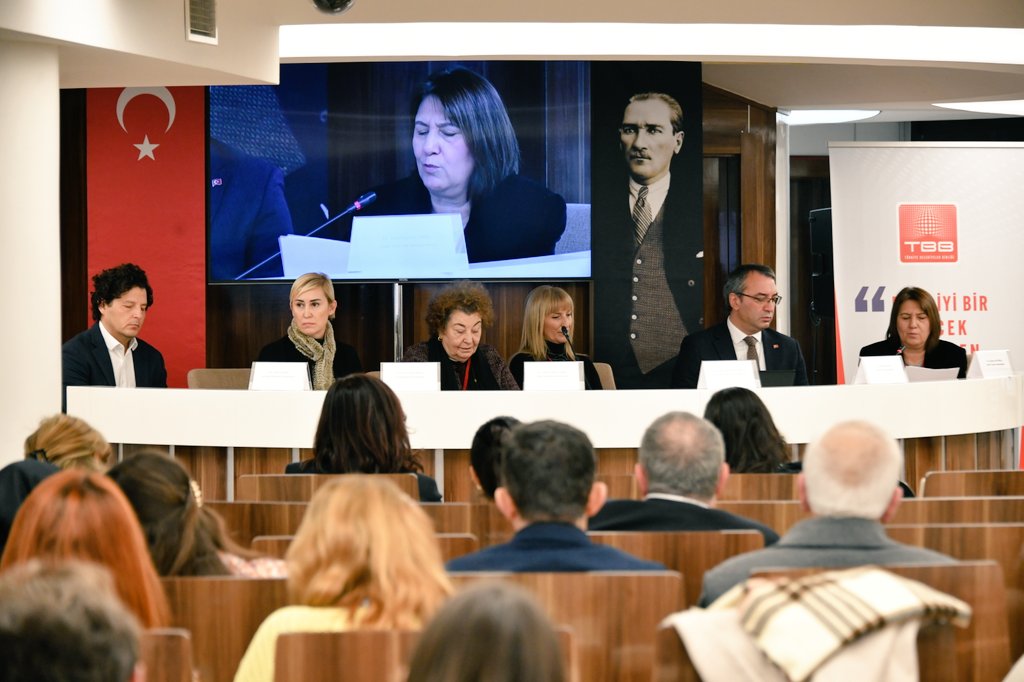 6. Uluslararası Dirençlilik Kongresi kapsamında düzenlenen “Afetler ve Kültür Mirasının Dirençliliği” başlığını taşıyan 4. Oturum, TBB Binası Ana Salonda eşzamanlı şekilde yüz yüze ve çevrimiçi olarak başladı. 

Yıldız Teknik Üniversitesi'nden Dr.Zeynep Gül Günal'ın