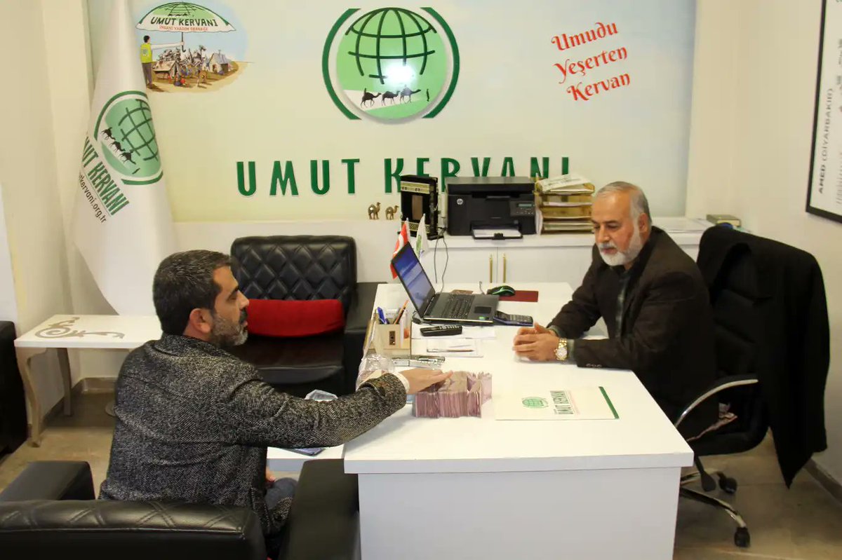 #Diyarbakır'ın #Sur ilçesinde restoran işletmecisi Aydın Önalan, işyerinde elde ettiği 3 günlük cirosunun tamamını #Gazze'ye bağışlamak üzere Umut Kervanı yetkililerine teslim etti.