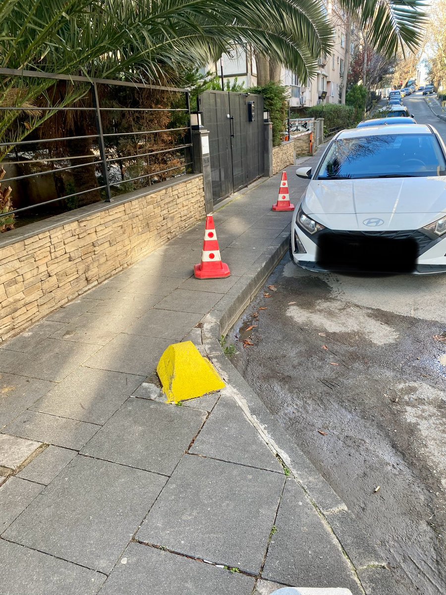sblcre's tweet photo. @kadikoybelediye @IBBcozummerkezi @TrafikEgm işyeri ruhsatı verirken yolda sizinmi diyorsunuz? Messe frankırt bostancı ofis önü burası park edemezseniz diyerek duba ile kapatıyor!! https://t.co/z7q1WE2586