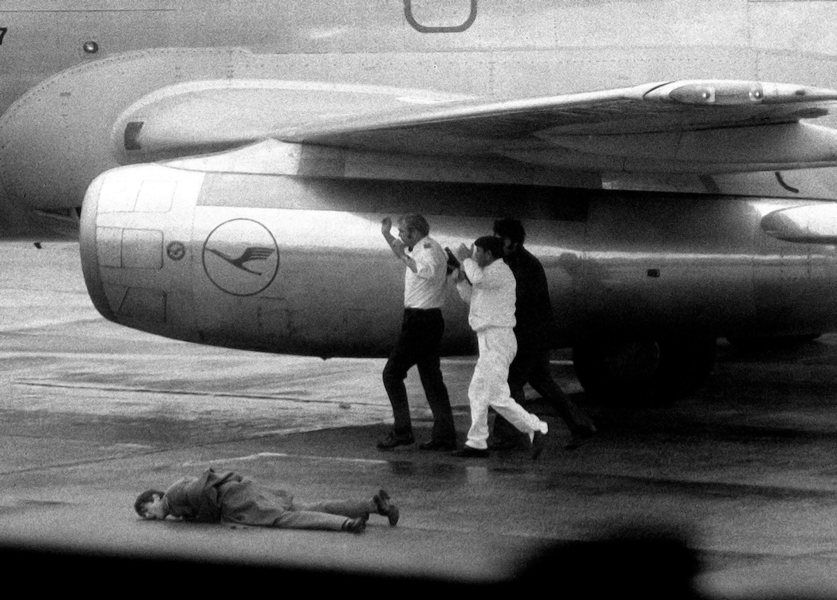 _Brick_Block_'s tweet photo. Il 17 dicembre 1973 all'aeroporto di Fiumicino perdevano la vita 32 persone durante un dirottamento ad opera di terroristi palestinesi. Tra loro il finanziere Antonio Zara, i terroristi gli immobilizzarono le braccia e dopo avergli detto di allontanarsi gli spararono alla schiena https://t.co/lWH8033FR5
