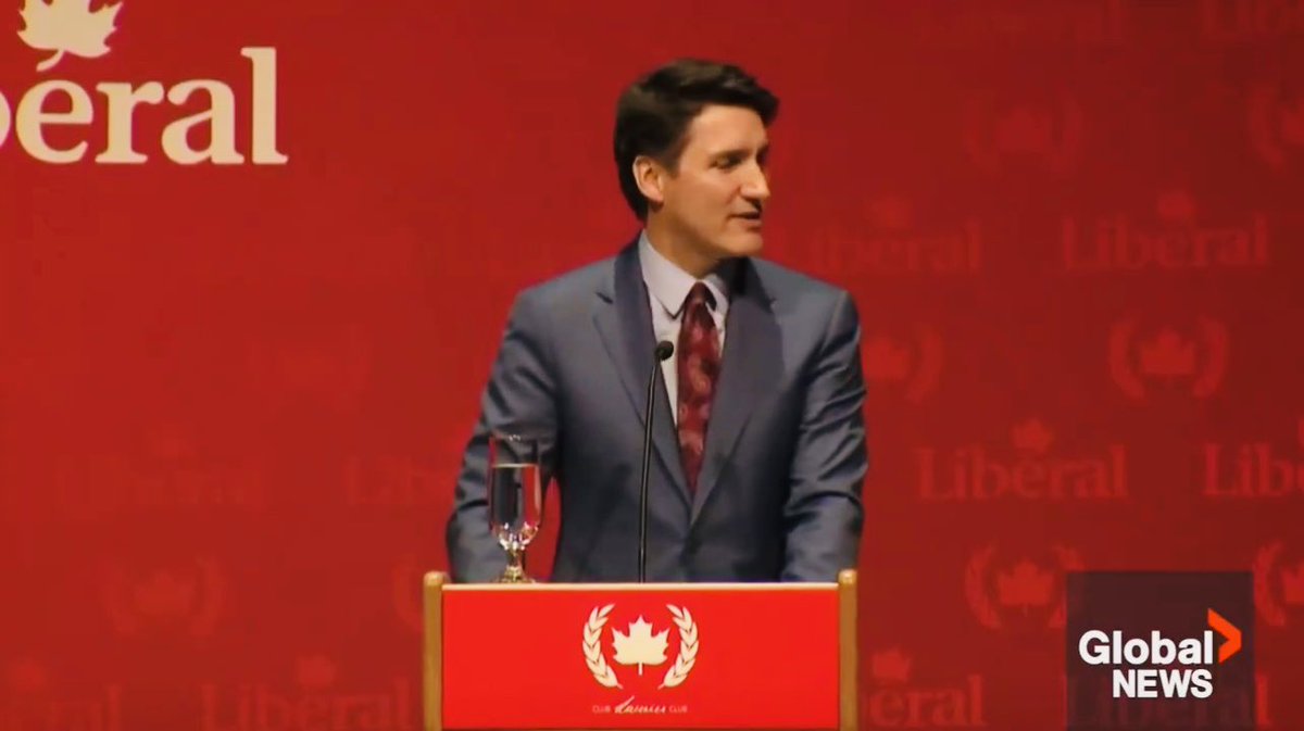 andrearthurciel's tweet photo. Trudeau, lundi soir, devant les donateurs du Parti libéral. 

Évidemment, je suis le seul à avoir remarqué que sur le lutrin du Gouverneur Trudeau, la feuille d’érable est entourée par deux épis de blé.

Comme à l’époque soviétique, où les armoiries de l’Union des Républiques Socialistes Soviétiques étaient écrites sur des rubans, entourés d’épis de blé!

Indécrottable.

*