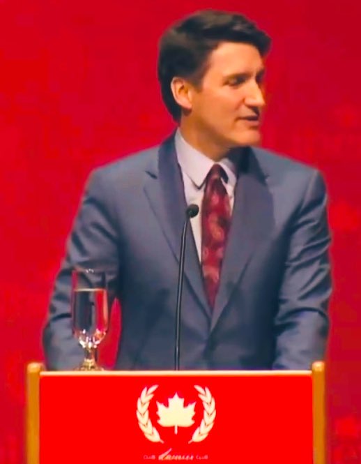 andrearthurciel's tweet photo. Trudeau, lundi soir, devant les donateurs du Parti libéral. 

Évidemment, je suis le seul à avoir remarqué que sur le lutrin du Gouverneur Trudeau, la feuille d’érable est entourée par deux épis de blé.

Comme à l’époque soviétique, où les armoiries de l’Union des Républiques Socialistes Soviétiques étaient écrites sur des rubans, entourés d’épis de blé!

Indécrottable.

*
